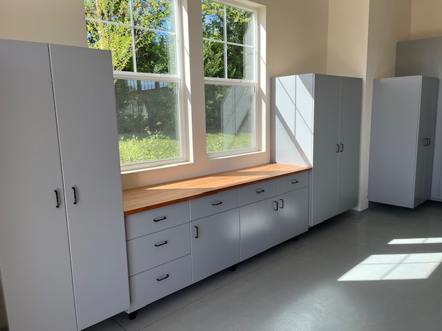 18 Cabinets